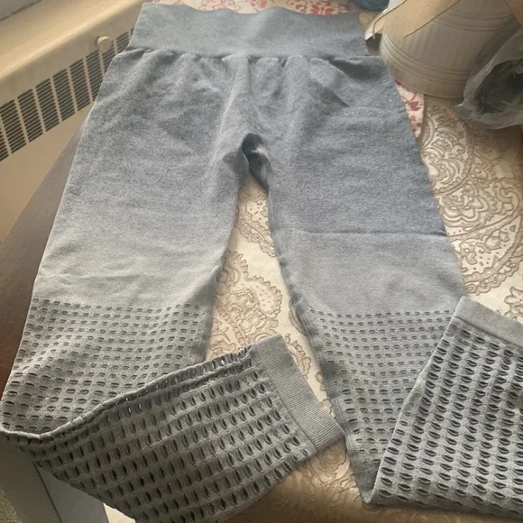 Woweny seamless leggings size Lg. - Picture 3 of 8